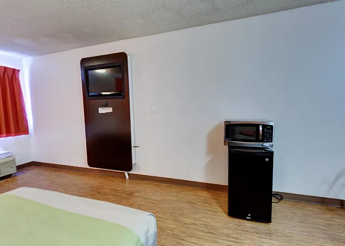 Cheap hotel: Motel 6 Houston-Hobby