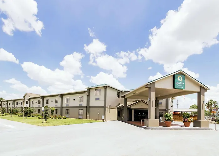 Pet Friendly hotel: Quality Suites Houston Hobby Airport